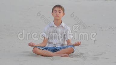 夏天，男孩坐在沙滩上<strong>打坐</strong>